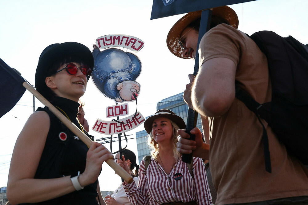 <p>Glavni dio studentskog protesta "Ti i ja, Slavija" počeo je nešto poslije 18 časova. Protest bi zvanično trebalo da traje do 20 časova</p>