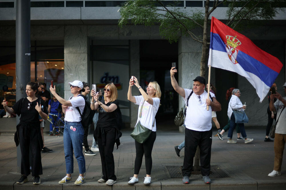 <p>Glavni dio studentskog protesta "Ti i ja, Slavija" počeo je nešto poslije 18 časova. Protest bi zvanično trebalo da traje do 20 časova</p>