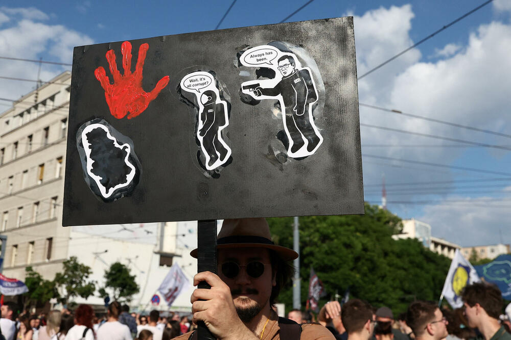 <p>Glavni dio studentskog protesta "Ti i ja, Slavija" počeo je nešto poslije 18 časova. Protest bi zvanično trebalo da traje do 20 časova</p>