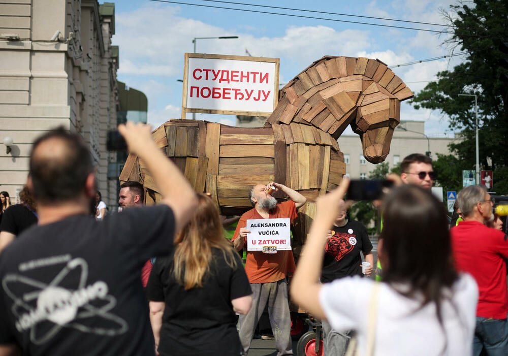 <p>Glavni dio studentskog protesta "Ti i ja, Slavija" počeo je nešto poslije 18 časova. Protest bi zvanično trebalo da traje do 20 časova</p>