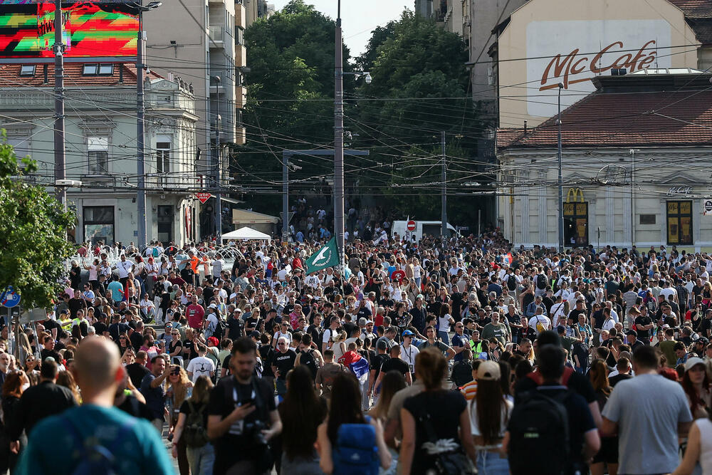 <p>Glavni dio studentskog protesta "Ti i ja, Slavija" počeo je nešto poslije 18 časova. Protest bi zvanično trebalo da traje do 20 časova</p>