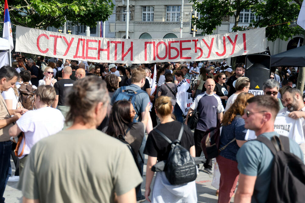 <p>Glavni dio studentskog protesta "Ti i ja, Slavija" počeo je nešto poslije 18 časova. Protest bi zvanično trebalo da traje do 20 časova</p>
