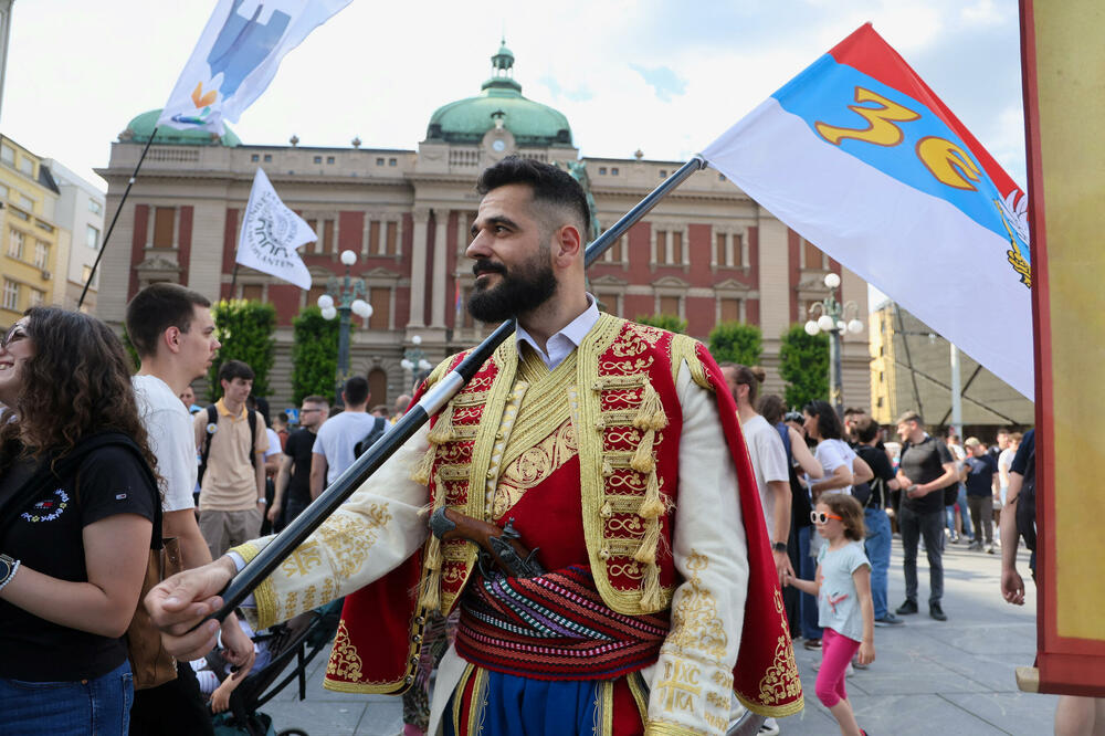 Na protestu je i muškarac u crnogorskoj narodnoj nošnji koji nosi crnogorsku trobojku, Foto: Reuters
