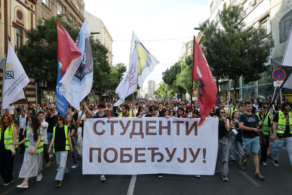 <p>Glavni dio studentskog protesta "Ti i ja, Slavija" počeo je nešto poslije 18 časova. Protest bi zvanično trebalo da traje do 20 časova</p>