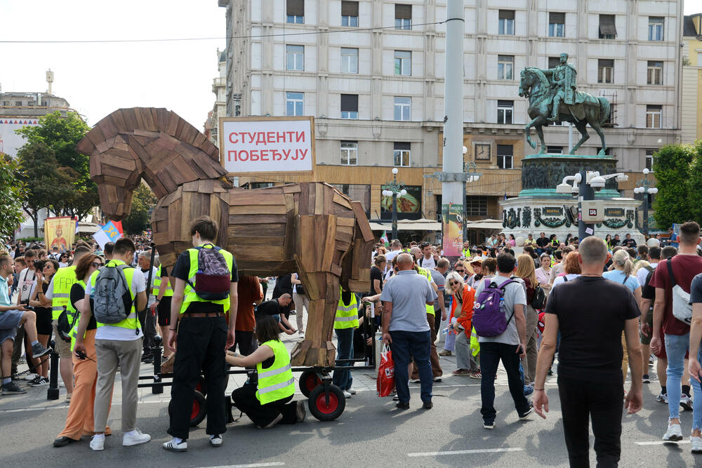 <p>Glavni dio studentskog protesta "Ti i ja, Slavija" počeo je nešto poslije 18 časova. Protest bi zvanično trebalo da traje do 20 časova</p>