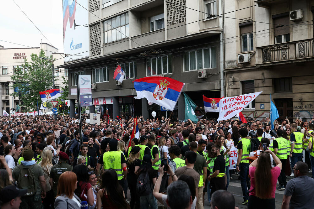 <p>Glavni dio studentskog protesta "Ti i ja, Slavija" počeo je nešto poslije 18 časova. Protest bi zvanično trebalo da traje do 20 časova</p>