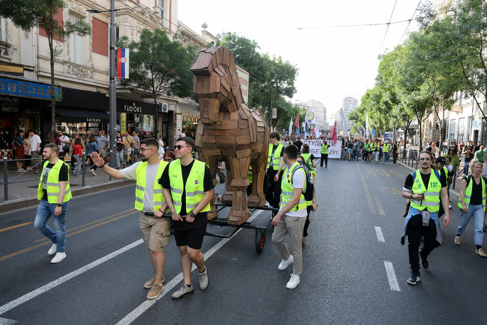 <p>Glavni dio studentskog protesta "Ti i ja, Slavija" počeo je nešto poslije 18 časova. Protest bi zvanično trebalo da traje do 20 časova</p>