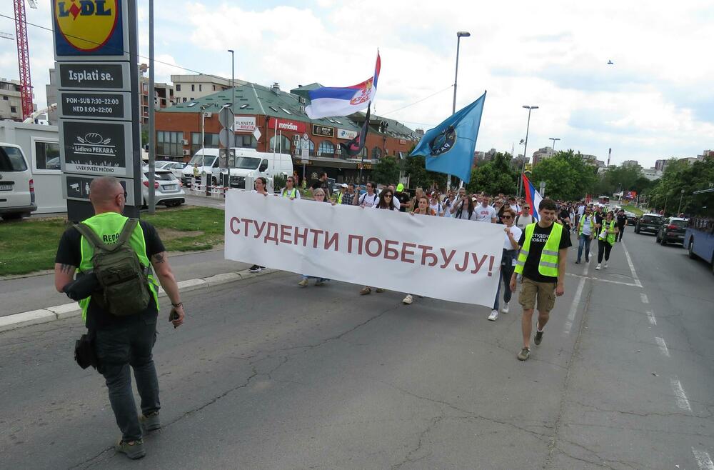 <p>Glavni dio studentskog protesta "Ti i ja, Slavija" počeo je nešto poslije 18 časova. Protest bi zvanično trebalo da traje do 20 časova</p>