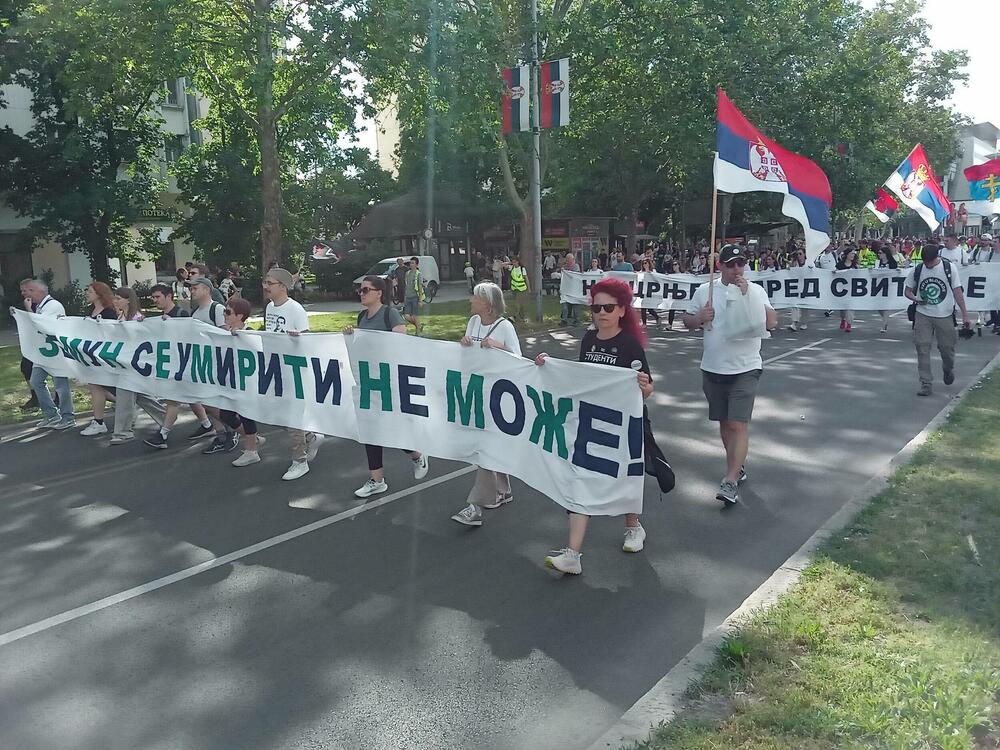 <p>Glavni dio studentskog protesta "Ti i ja, Slavija" počeo je nešto poslije 18 časova. Protest bi zvanično trebalo da traje do 20 časova</p>