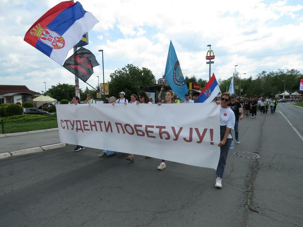 <p>Glavni dio studentskog protesta "Ti i ja, Slavija" počeo je nešto poslije 18 časova. Protest bi zvanično trebalo da traje do 20 časova</p>