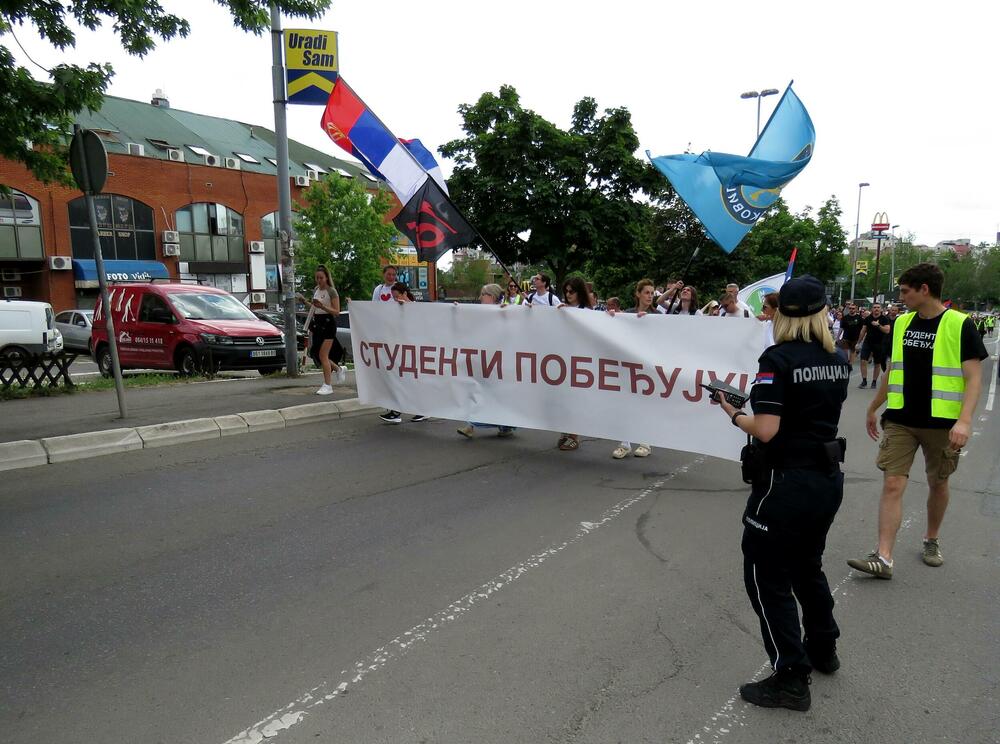 <p>Glavni dio studentskog protesta "Ti i ja, Slavija" počeo je nešto poslije 18 časova. Protest bi zvanično trebalo da traje do 20 časova</p>