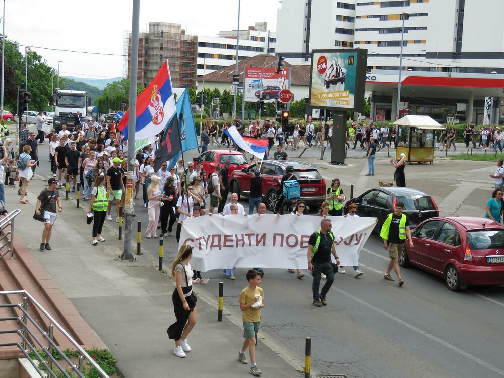 <p>Glavni dio studentskog protesta "Ti i ja, Slavija" počeo je nešto poslije 18 časova. Protest bi zvanično trebalo da traje do 20 časova</p>