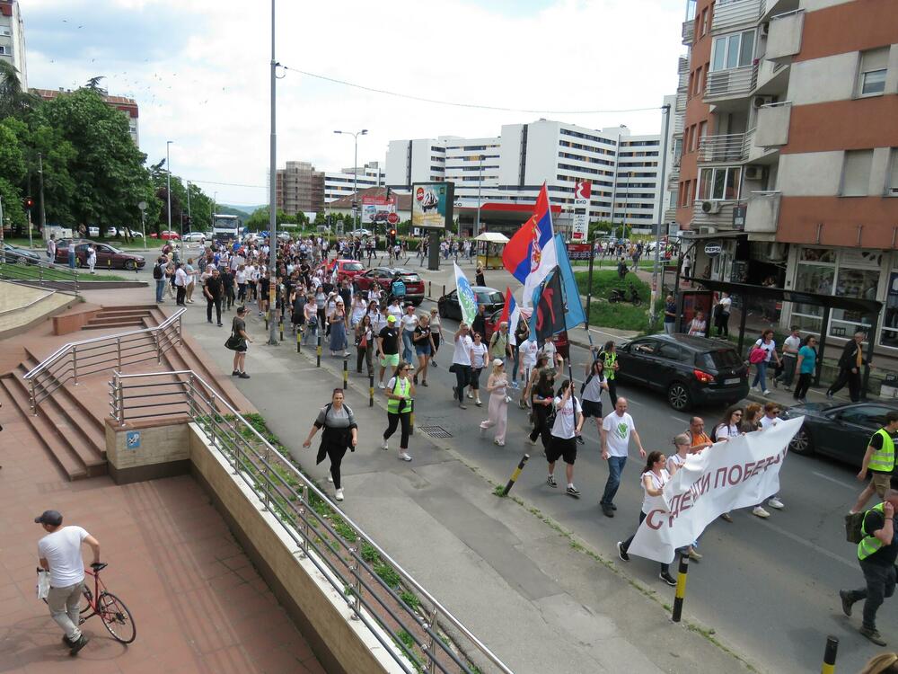 <p>Glavni dio studentskog protesta "Ti i ja, Slavija" počeo je nešto poslije 18 časova. Protest bi zvanično trebalo da traje do 20 časova</p>