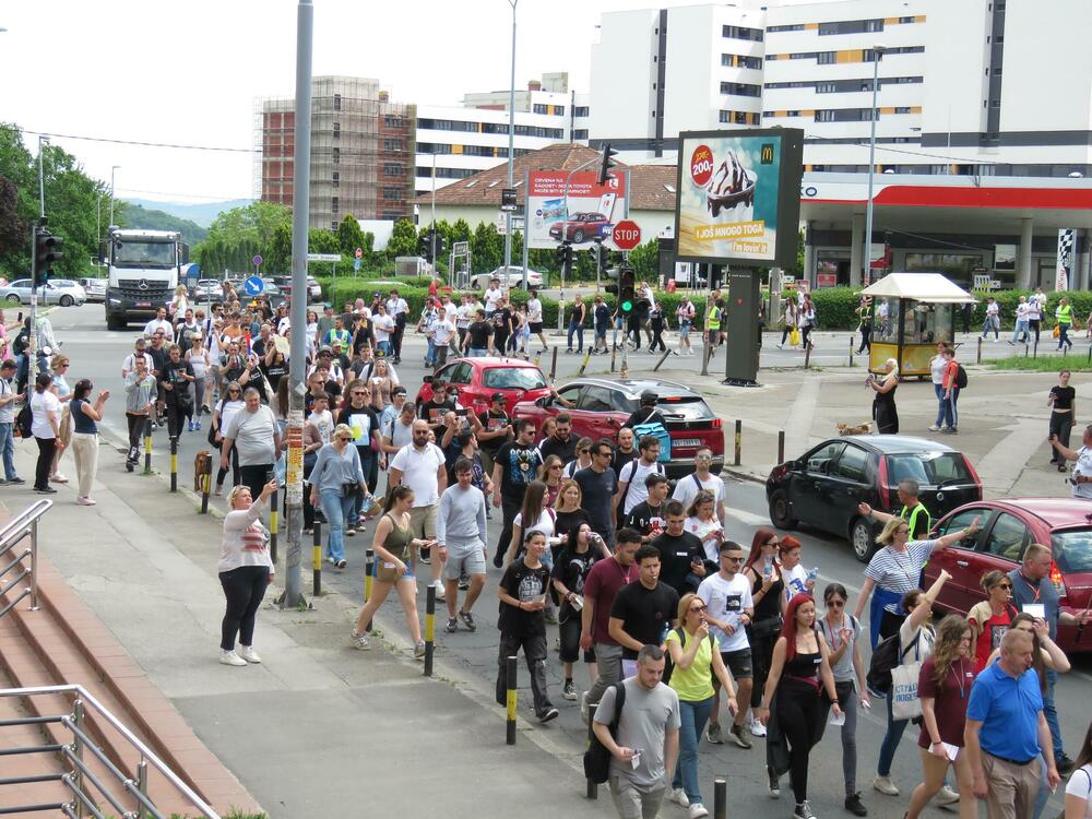 <p>Glavni dio studentskog protesta "Ti i ja, Slavija" počeo je nešto poslije 18 časova. Protest bi zvanično trebalo da traje do 20 časova</p>