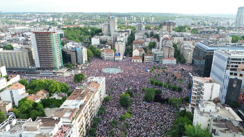 <p>Glavni dio studentskog protesta "Ti i ja, Slavija" počeo je nešto poslije 18 časova. Protest bi zvanično trebalo da traje do 20 časova</p>