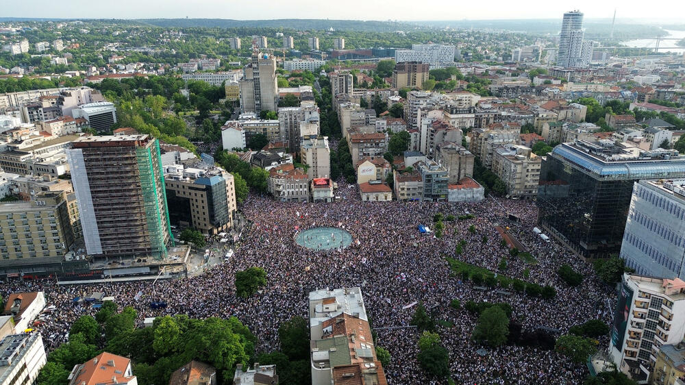<p>Glavni dio studentskog protesta "Ti i ja, Slavija" počeo je nešto poslije 18 časova. Protest bi zvanično trebalo da traje do 20 časova</p>