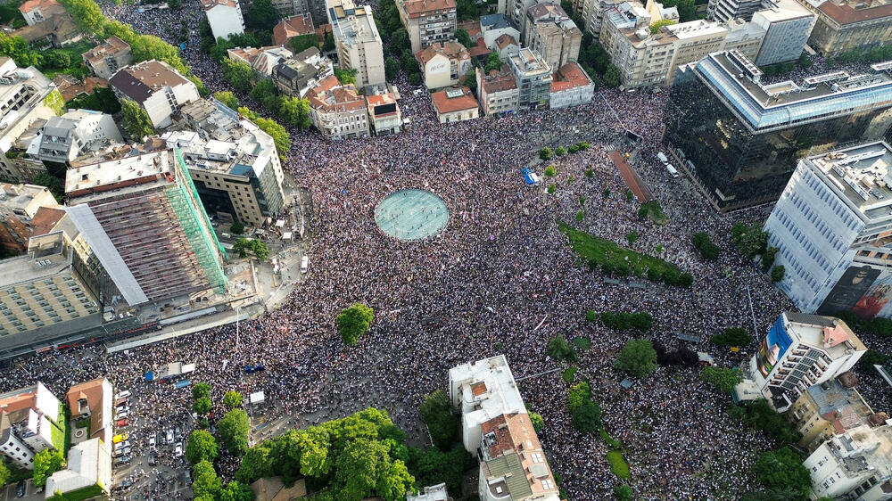 <p>Glavni dio studentskog protesta "Ti i ja, Slavija" počeo je nešto poslije 18 časova. Protest bi zvanično trebalo da traje do 20 časova</p>