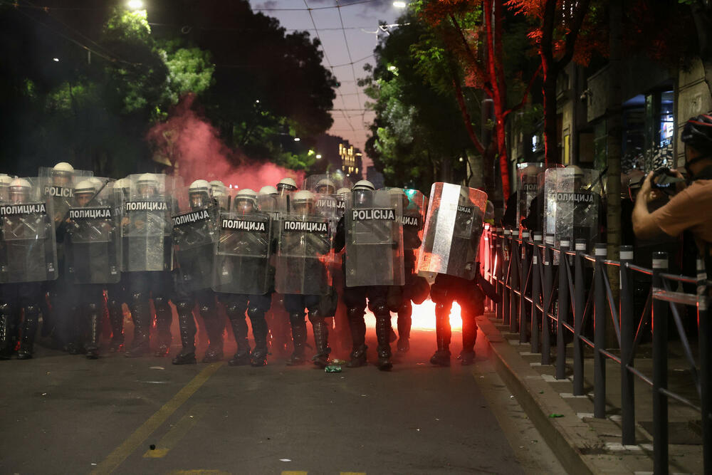 <p>Reporteri N1 primjećuju da nikada nisu vidjeli ovoliko policije na ulicama. Veliki broj inspektora u civilu, koji su bili prisutni, takođe je bio maskiran</p>