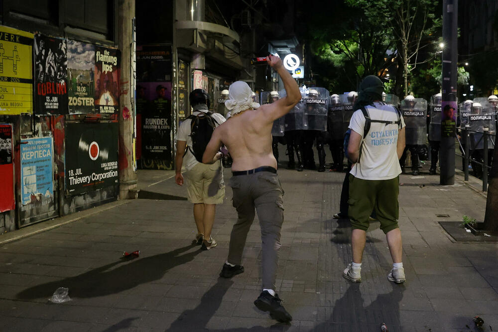 <p>Reporteri N1 primjećuju da nikada nisu vidjeli ovoliko policije na ulicama. Veliki broj inspektora u civilu, koji su bili prisutni, takođe je bio maskiran</p>