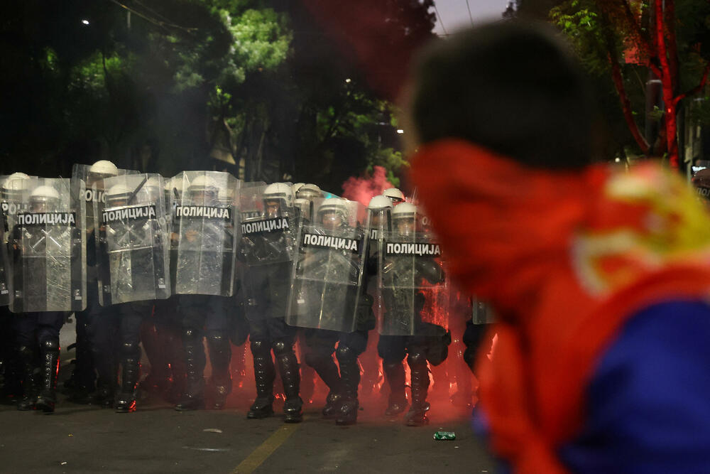 <p>Reporteri N1 primjećuju da nikada nisu vidjeli ovoliko policije na ulicama. Veliki broj inspektora u civilu, koji su bili prisutni, takođe je bio maskiran</p>