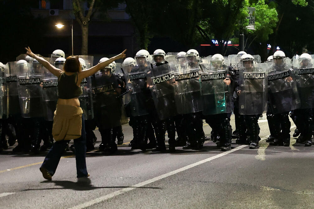 <p>Reporteri N1 primjećuju da nikada nisu vidjeli ovoliko policije na ulicama. Veliki broj inspektora u civilu, koji su bili prisutni, takođe je bio maskiran</p>