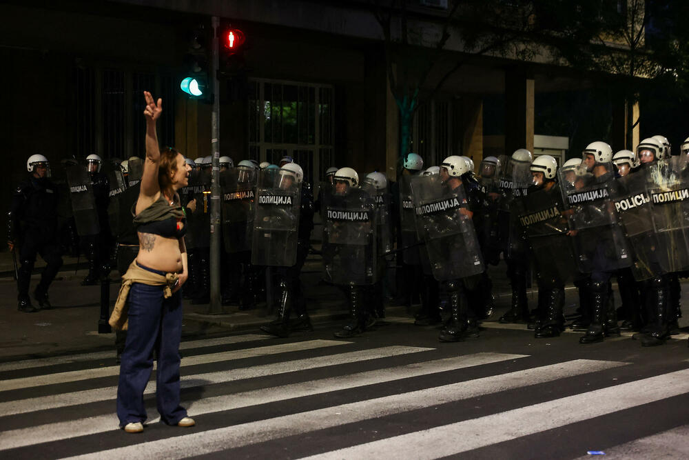 <p>Reporteri N1 primjećuju da nikada nisu vidjeli ovoliko policije na ulicama. Veliki broj inspektora u civilu, koji su bili prisutni, takođe je bio maskiran</p>