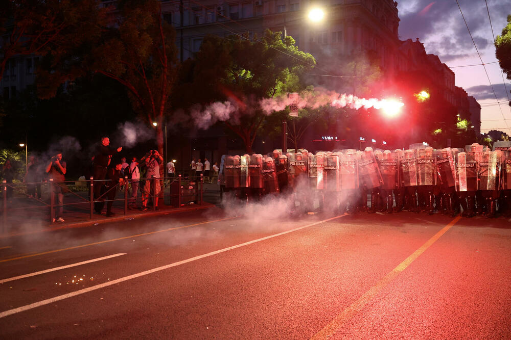 <p>Reporteri N1 primjećuju da nikada nisu vidjeli ovoliko policije na ulicama. Veliki broj inspektora u civilu, koji su bili prisutni, takođe je bio maskiran</p>