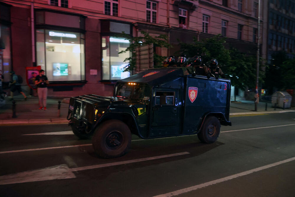 <p>Reporteri N1 primjećuju da nikada nisu vidjeli ovoliko policije na ulicama. Veliki broj inspektora u civilu, koji su bili prisutni, takođe je bio maskiran</p>