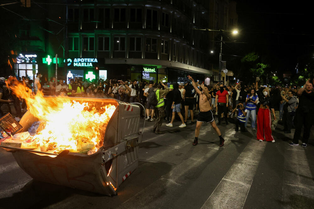 <p>Reporteri N1 primjećuju da nikada nisu vidjeli ovoliko policije na ulicama. Veliki broj inspektora u civilu, koji su bili prisutni, takođe je bio maskiran</p>