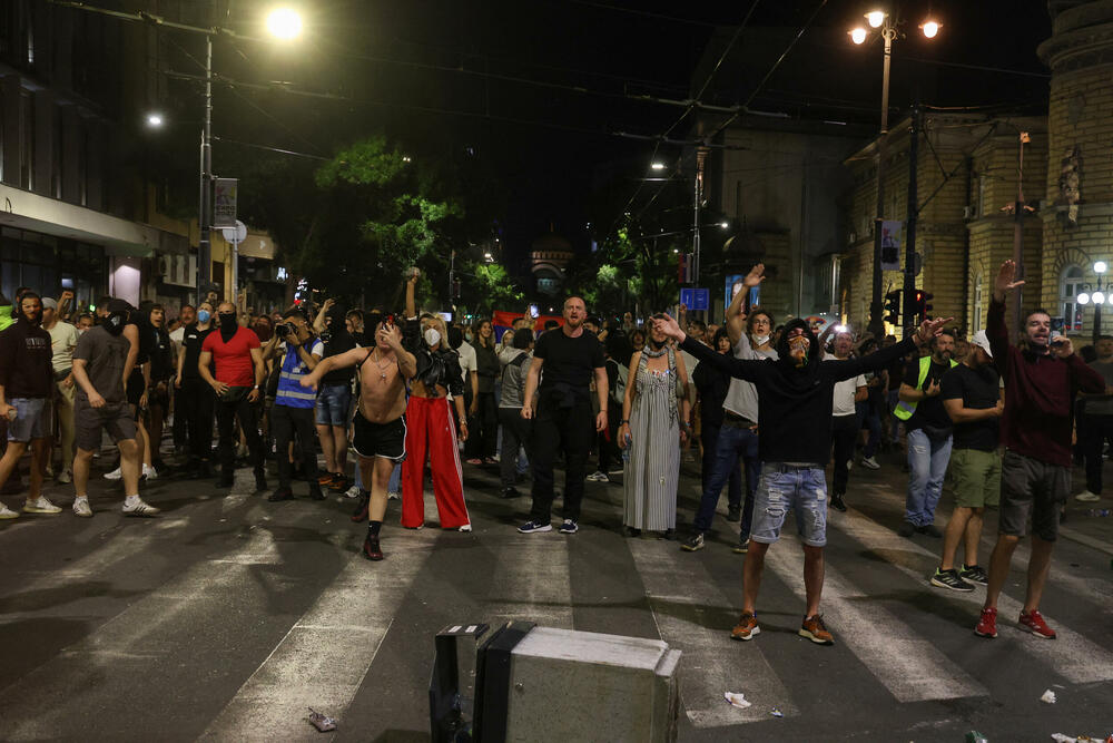 <p>Reporteri N1 primjećuju da nikada nisu vidjeli ovoliko policije na ulicama. Veliki broj inspektora u civilu, koji su bili prisutni, takođe je bio maskiran</p>