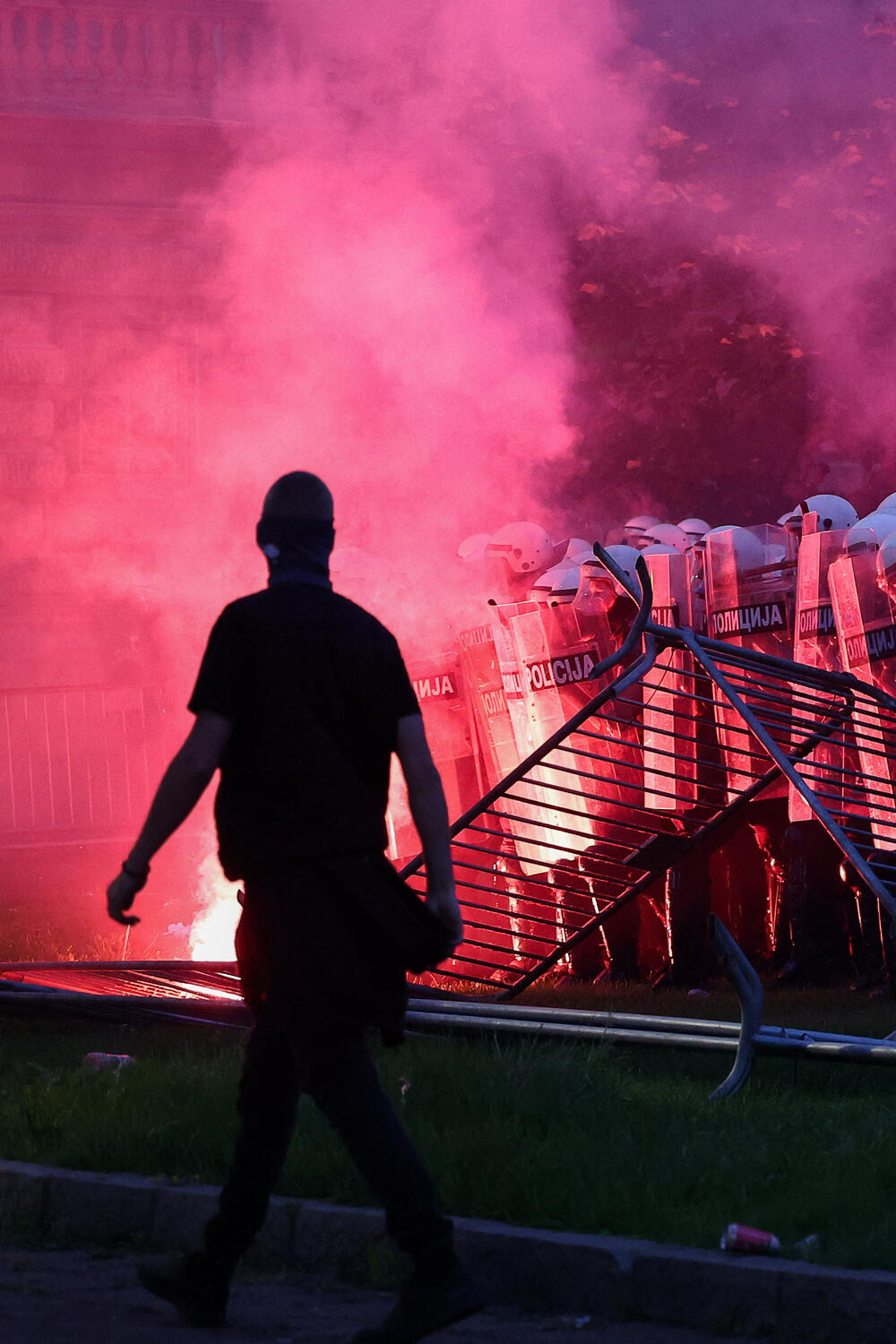 <p>Reporteri N1 primjećuju da nikada nisu vidjeli ovoliko policije na ulicama. Veliki broj inspektora u civilu, koji su bili prisutni, takođe je bio maskiran</p>