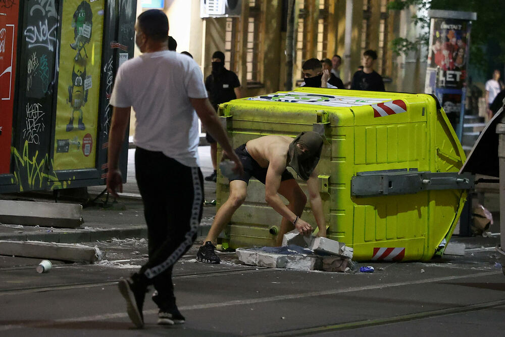 <p>Reporteri N1 primjećuju da nikada nisu vidjeli ovoliko policije na ulicama. Veliki broj inspektora u civilu, koji su bili prisutni, takođe je bio maskiran</p>