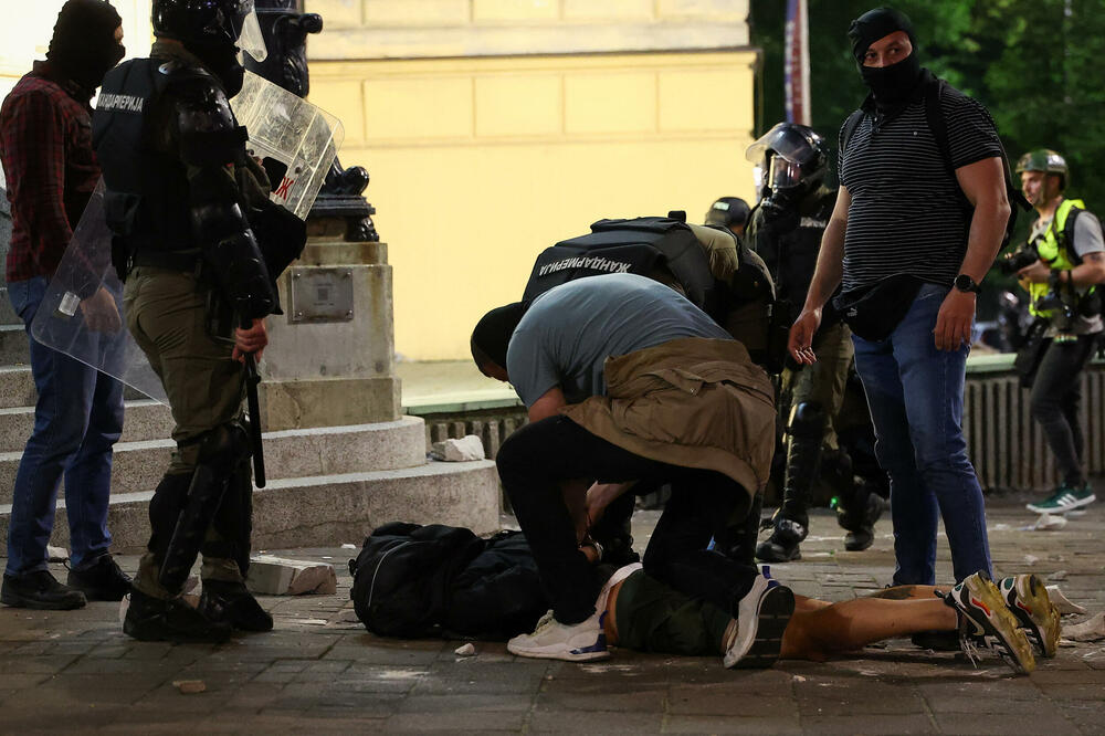 Detalj iz Beograda: Stavljanje lisica jednom od demonstranata, Foto: Reuters