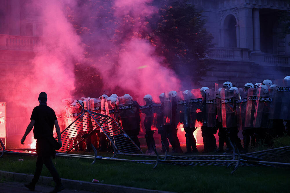 <p>Reporteri N1 primjećuju da nikada nisu vidjeli ovoliko policije na ulicama. Veliki broj inspektora u civilu, koji su bili prisutni, takođe je bio maskiran</p>
