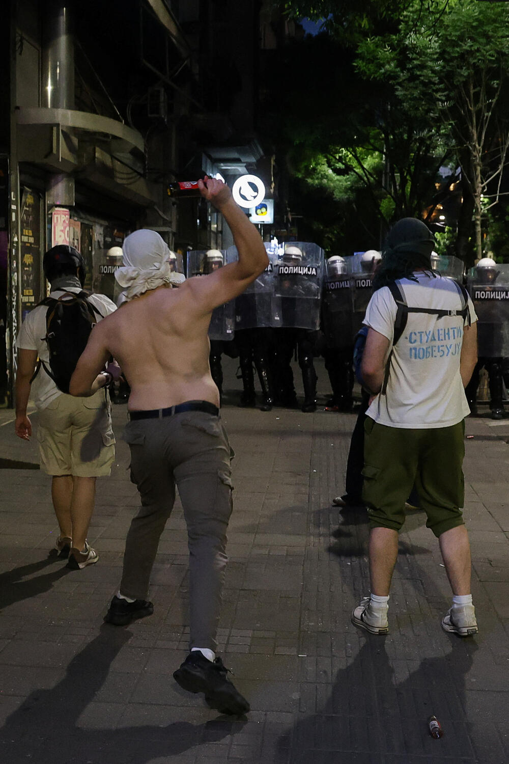 <p>Reporteri N1 primjećuju da nikada nisu vidjeli ovoliko policije na ulicama. Veliki broj inspektora u civilu, koji su bili prisutni, takođe je bio maskiran</p>