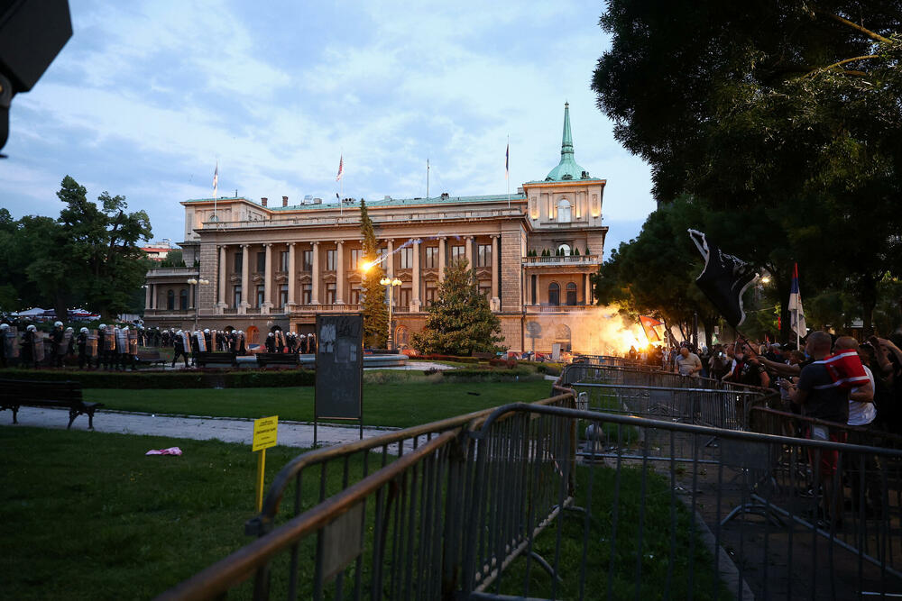 <p>Reporteri N1 primjećuju da nikada nisu vidjeli ovoliko policije na ulicama. Veliki broj inspektora u civilu, koji su bili prisutni, takođe je bio maskiran</p>