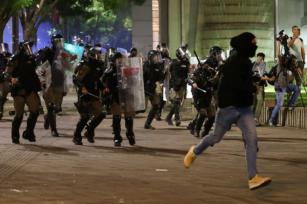 <p>Reporteri N1 primjećuju da nikada nisu vidjeli ovoliko policije na ulicama. Veliki broj inspektora u civilu, koji su bili prisutni, takođe je bio maskiran</p>