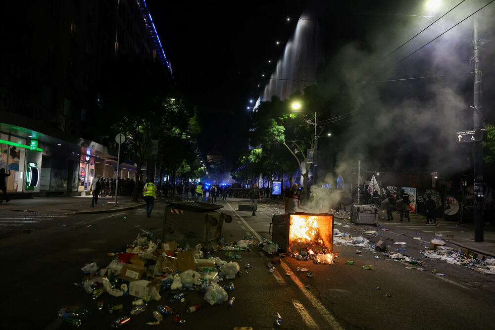 <p>Reporteri N1 primjećuju da nikada nisu vidjeli ovoliko policije na ulicama. Veliki broj inspektora u civilu, koji su bili prisutni, takođe je bio maskiran</p>