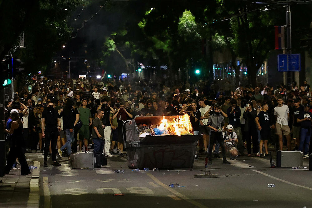 <p>Reporteri N1 primjećuju da nikada nisu vidjeli ovoliko policije na ulicama. Veliki broj inspektora u civilu, koji su bili prisutni, takođe je bio maskiran</p>