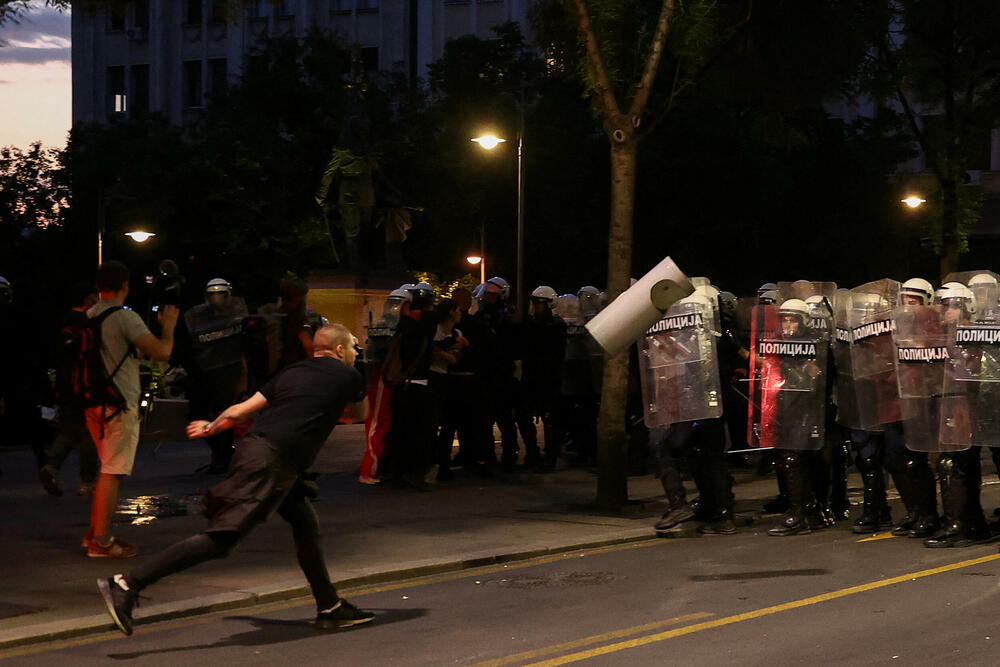 <p>Reporteri N1 primjećuju da nikada nisu vidjeli ovoliko policije na ulicama. Veliki broj inspektora u civilu, koji su bili prisutni, takođe je bio maskiran</p>