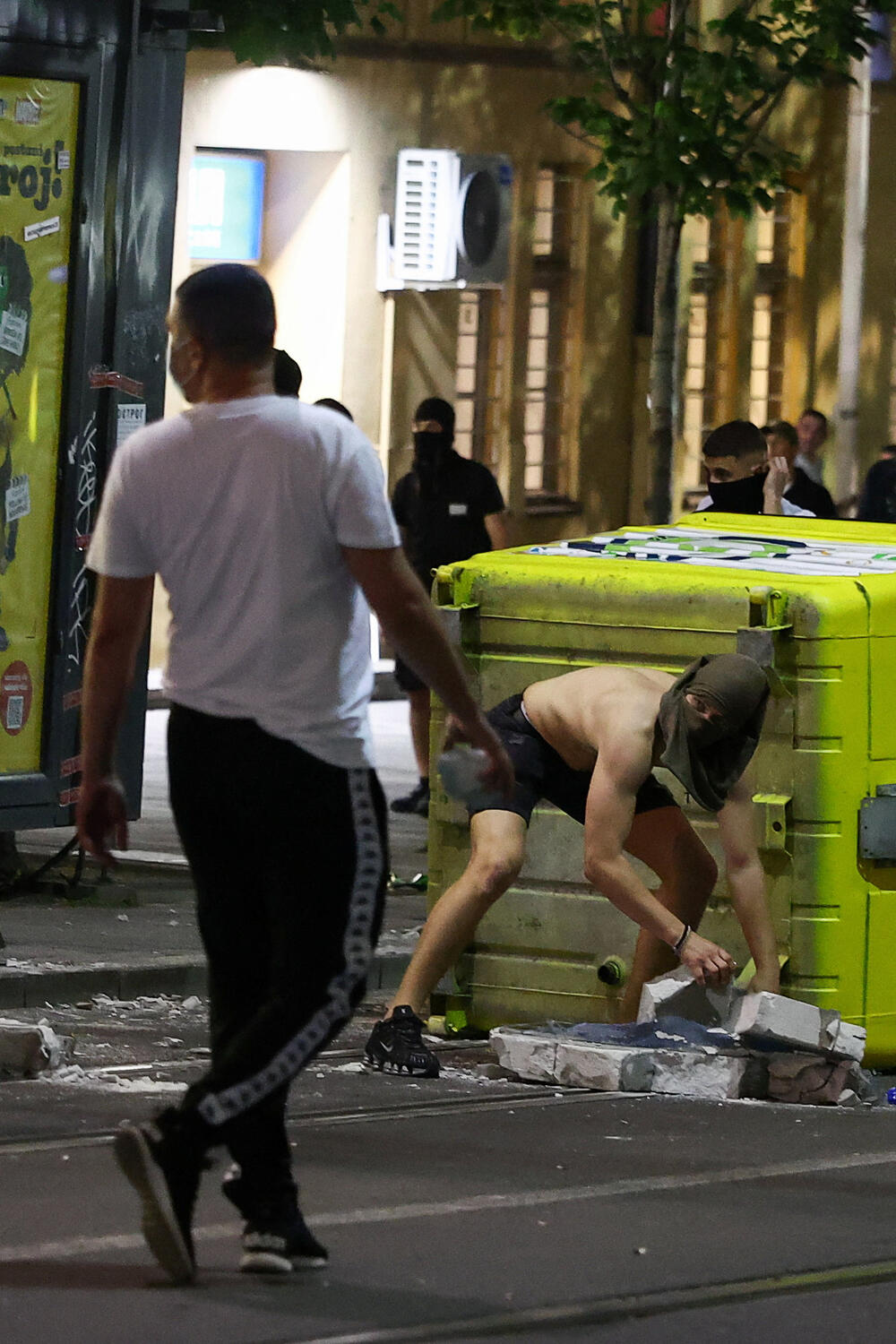 <p>Reporteri N1 primjećuju da nikada nisu vidjeli ovoliko policije na ulicama. Veliki broj inspektora u civilu, koji su bili prisutni, takođe je bio maskiran</p>