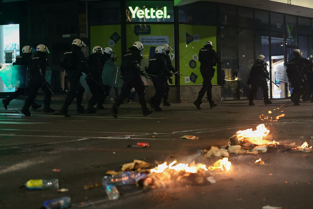 <p>Reporteri N1 primjećuju da nikada nisu vidjeli ovoliko policije na ulicama. Veliki broj inspektora u civilu, koji su bili prisutni, takođe je bio maskiran</p>