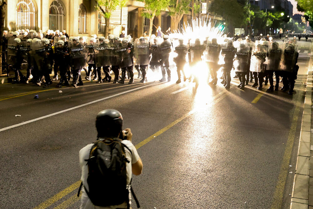 <p>Reporteri N1 primjećuju da nikada nisu vidjeli ovoliko policije na ulicama. Veliki broj inspektora u civilu, koji su bili prisutni, takođe je bio maskiran</p>