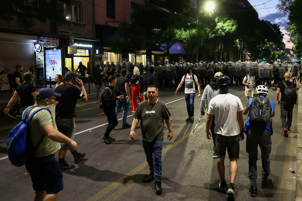 <p>Reporteri N1 primjećuju da nikada nisu vidjeli ovoliko policije na ulicama. Veliki broj inspektora u civilu, koji su bili prisutni, takođe je bio maskiran</p>