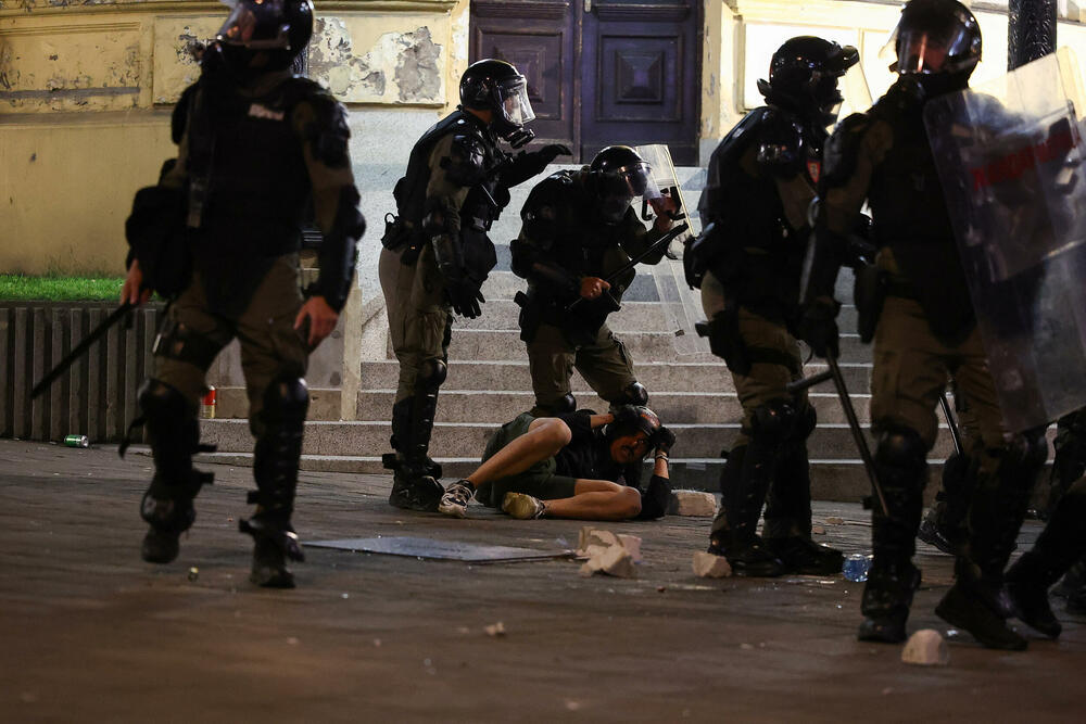 <p>Reporteri N1 primjećuju da nikada nisu vidjeli ovoliko policije na ulicama. Veliki broj inspektora u civilu, koji su bili prisutni, takođe je bio maskiran</p>