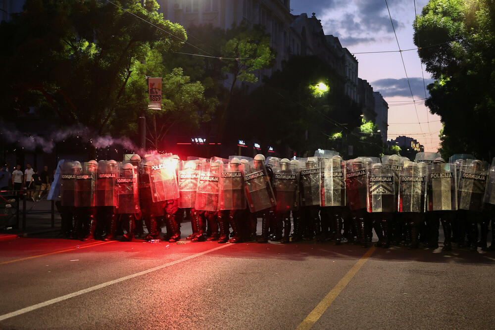 <p>Reporteri N1 primjećuju da nikada nisu vidjeli ovoliko policije na ulicama. Veliki broj inspektora u civilu, koji su bili prisutni, takođe je bio maskiran</p>
