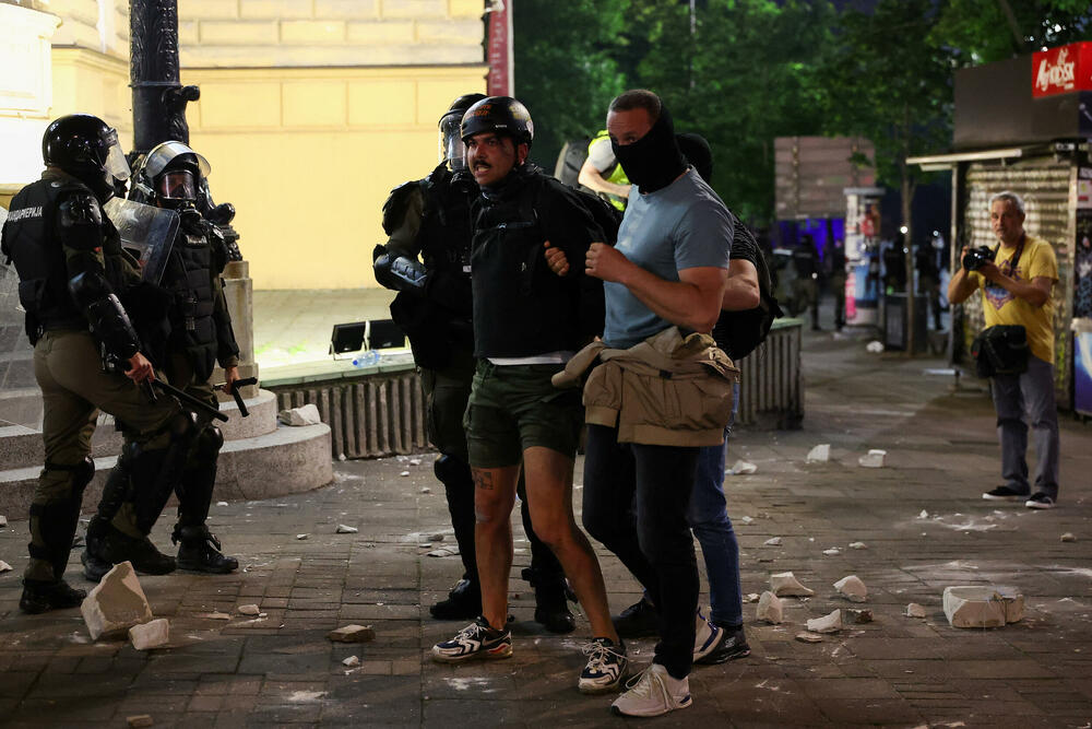 <p>Reporteri N1 primjećuju da nikada nisu vidjeli ovoliko policije na ulicama. Veliki broj inspektora u civilu, koji su bili prisutni, takođe je bio maskiran</p>