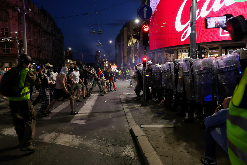 <p>Reporteri N1 primjećuju da nikada nisu vidjeli ovoliko policije na ulicama. Veliki broj inspektora u civilu, koji su bili prisutni, takođe je bio maskiran</p>