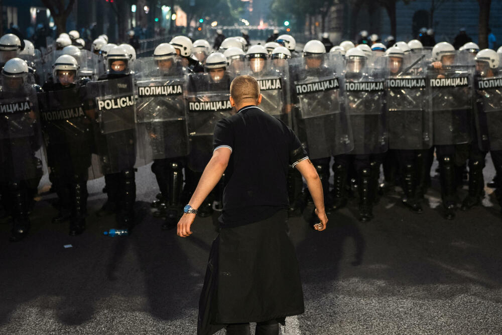 <p>Reporteri N1 primjećuju da nikada nisu vidjeli ovoliko policije na ulicama. Veliki broj inspektora u civilu, koji su bili prisutni, takođe je bio maskiran</p>