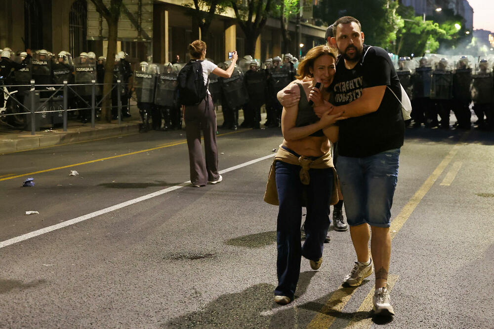 <p>Reporteri N1 primjećuju da nikada nisu vidjeli ovoliko policije na ulicama. Veliki broj inspektora u civilu, koji su bili prisutni, takođe je bio maskiran</p>